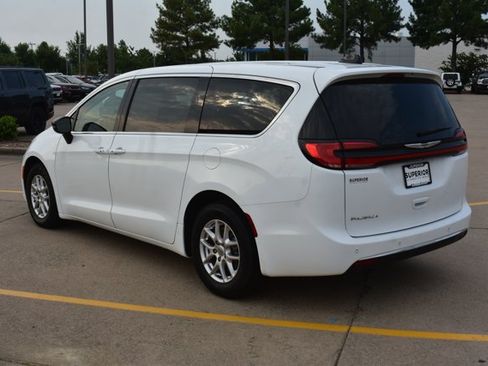 Used 2024 Chrysler Pacifica Touring-L FWD image 8
