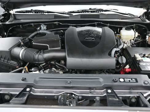 Used 2017 Toyota Tacoma TRD Off-Road image 18