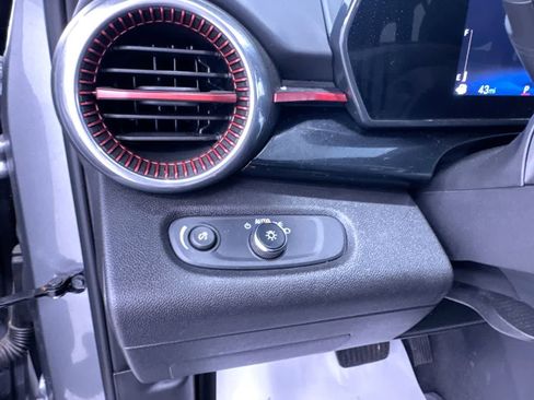 Used 2025 Chevrolet Trax RS w/ Sunroof Package FWD image 16