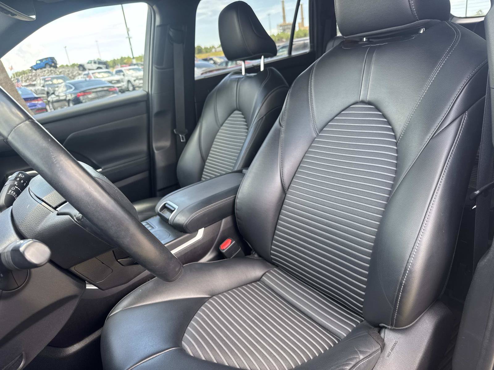 Used 2023 Toyota Highlander XSE FWD image 16