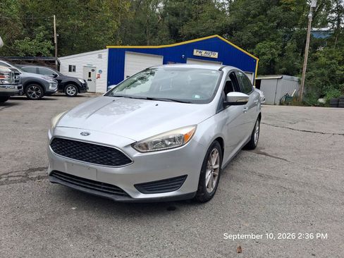 Used 2016 Ford Focus SE FWD image 1