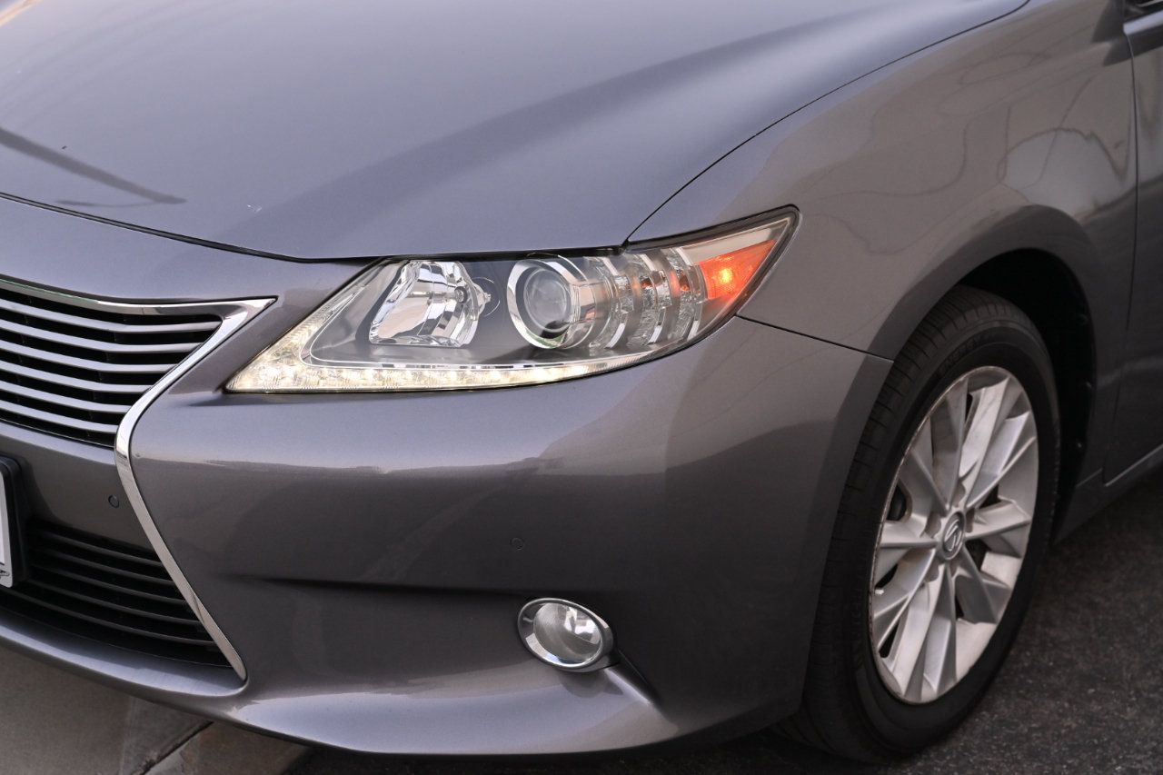 Used 2013 Lexus ES 300h w/ Premium Pkg FWD image 29
