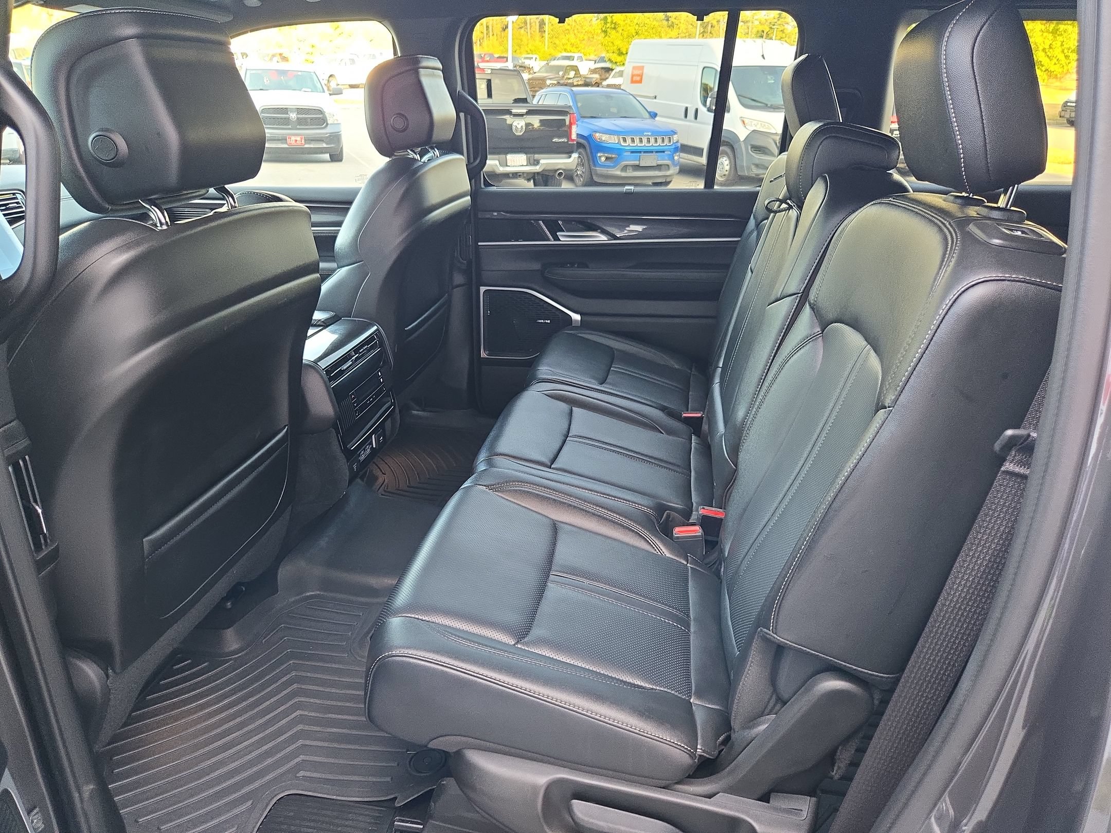 Used 2024 Jeep Wagoneer 4WD w/ Premium Group I image 37