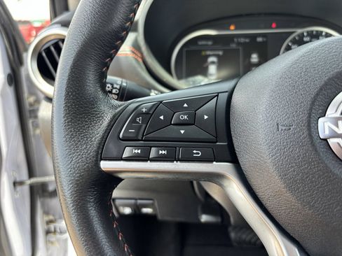 Used 2025 Nissan Versa SR FWD image 28