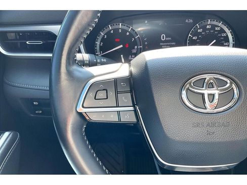 Used 2021 Toyota Highlander XLE AWD/4WD image 20