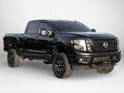 Used 2018 Nissan Titan SV w/ SV Convenience Package image 2