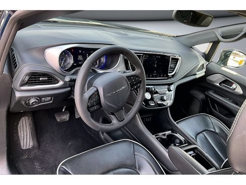 Used 2025 Chrysler Pacifica Limited FWD image 17