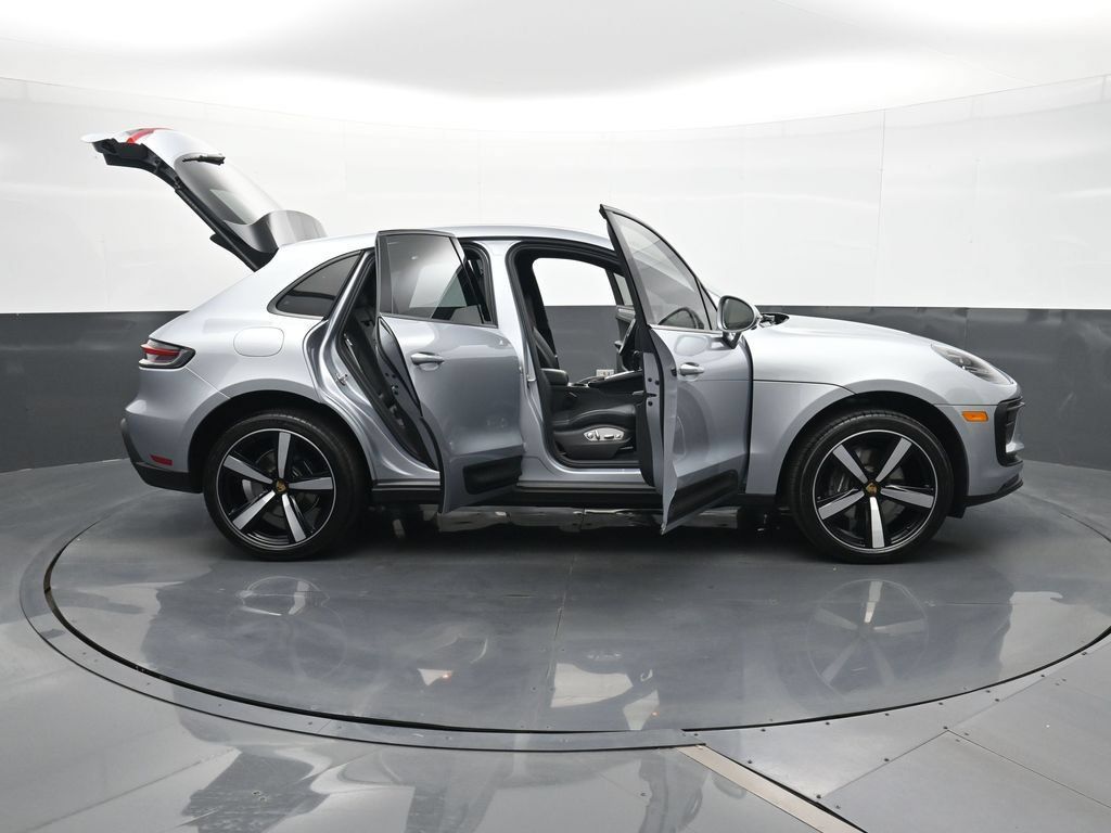 Certified 2025 Porsche Macan AWD/4WD image 34