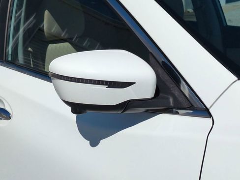 Used 2017 Nissan Rogue SV w/ SV Premium Package image 12