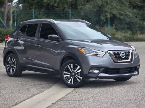 Used 2020 Nissan Kicks SR w/ SR Premium Package FWD image 2