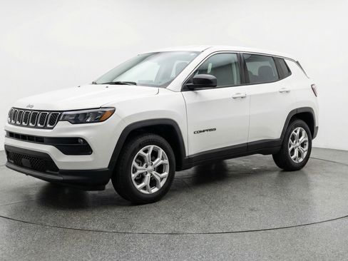 Used 2025 Jeep Compass Latitude image 3