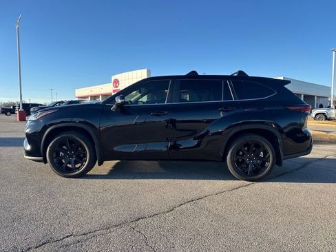 Used 2024 Toyota Highlander LE image 3