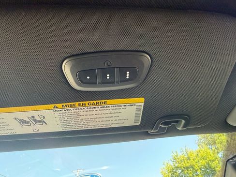 Used 2025 Chrysler Pacifica Limited FWD image 23