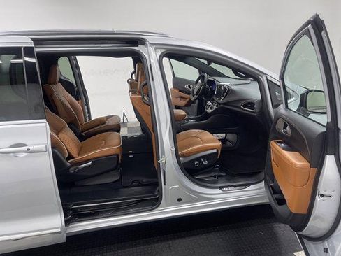 Used 2026 Chrysler Pacifica Pinnacle FWD image 16