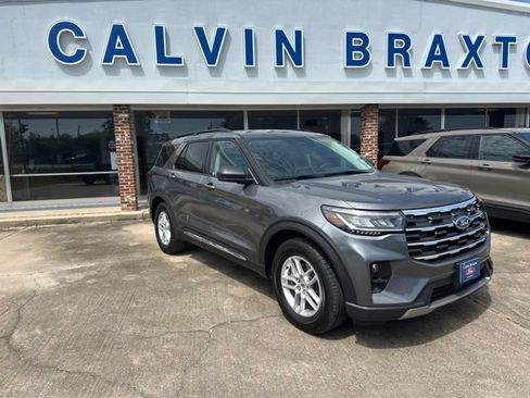 Used 2025 Ford Explorer Active w/ Active Comfort Package RWD image 3