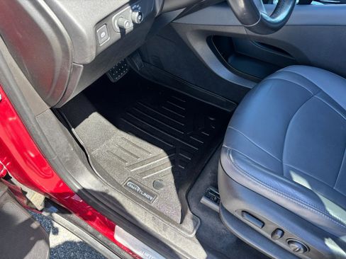 Used 2020 Buick Enclave Essence image 16