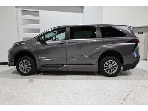 Used 2023 Toyota Sienna LE FWD image 9