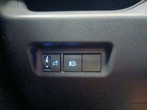 Used 2021 Toyota RAV4 XLE AWD/4WD image 18