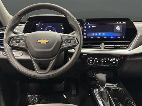 Used 2025 Chevrolet Trax LT image 11