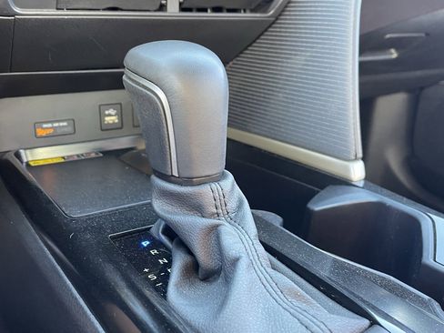 Used 2025 Toyota Camry SE image 4