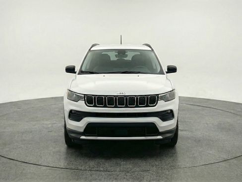 Used 2025 Jeep Compass Latitude AWD/4WD image 2