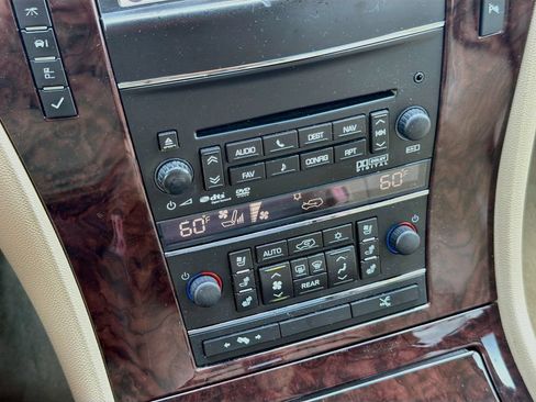 Used 2011 Cadillac Escalade ESV Premium RWD image 17