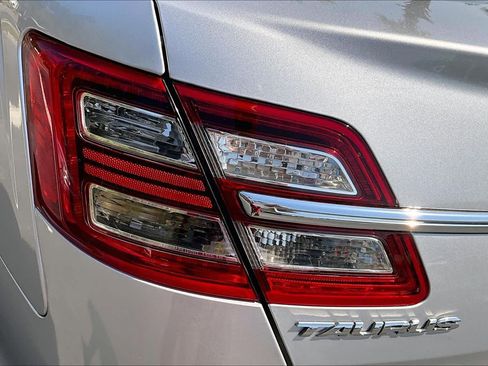Used 2015 Ford Taurus Limited FWD image 28
