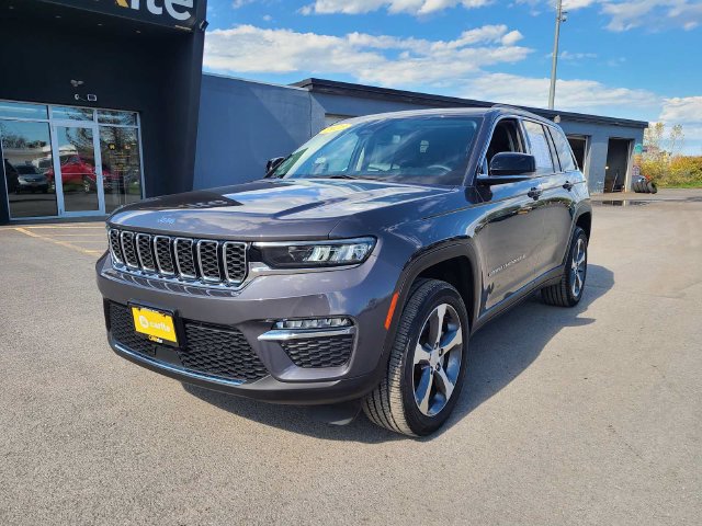 Used 2023 Jeep Grand Cherokee Limited AWD/4WD image 1