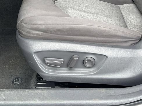 Used 2019 Toyota Camry LE w/ Convenience Package FWD image 10