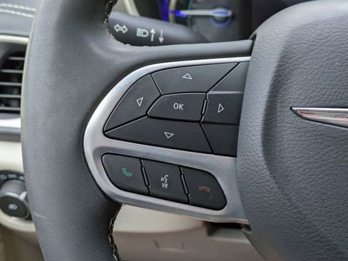 Used 2023 Chrysler Pacifica Touring-L FWD image 28