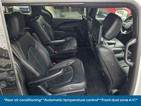 Used 2021 Chrysler Pacifica Touring-L w/ Uconnect Theater Family Group FWD image 17