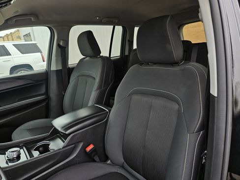 Used 2023 Jeep Grand Cherokee Laredo AWD/4WD image 12