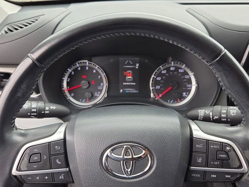 Used 2022 Toyota Highlander LE FWD image 22