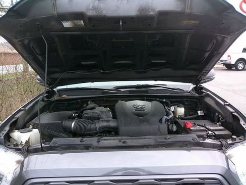 Used 2023 Toyota Tacoma TRD Sport w/ Black Out Package (TMS) image 9