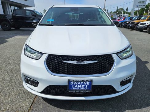 Used 2024 Chrysler Pacifica Touring-L FWD image 8