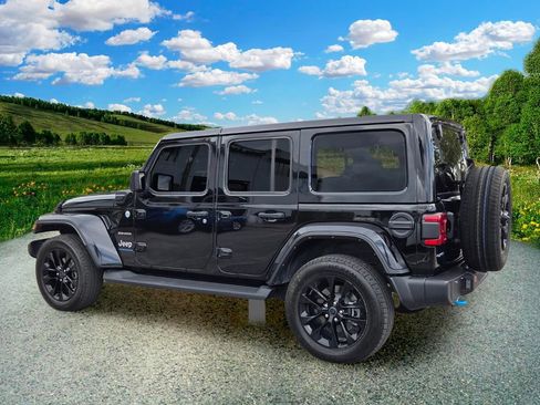 Used 2024 Jeep Wrangler Unlimited Sahara w/ Technology Group AWD/4WD image 4