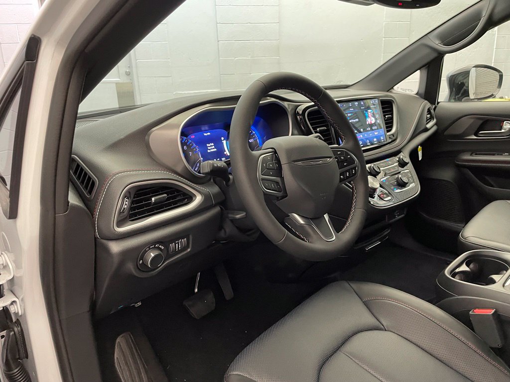 New 2027 Chrysler Pacifica Select FWD image 15