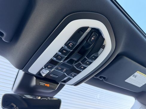 Certified 2025 Porsche Macan image 27