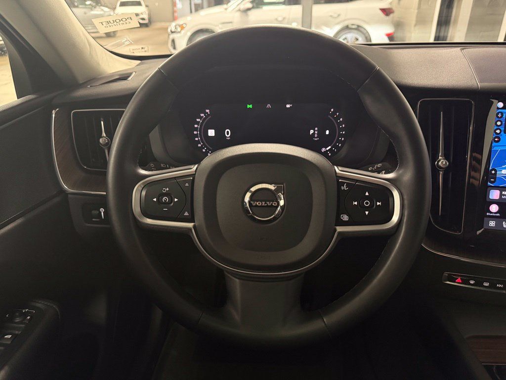 Used 2022 Volvo XC60 B5 Momentum w/ Climate Package AWD/4WD image 11