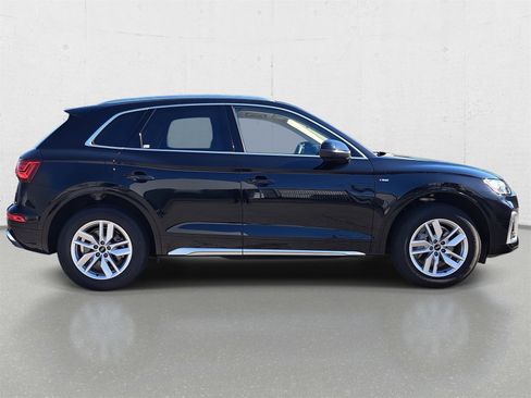 Used 2023 Audi Q5 2.0T Premium w/ Convenience Package image 4