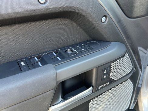 Used 2023 Land Rover Defender 130 X-Dynamic SE image 22