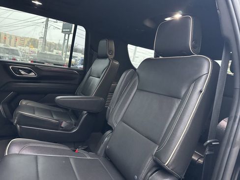 Used 2022 GMC Yukon XL SLT w/ SLT Premium Package image 25