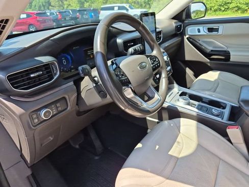 Used 2022 Ford Explorer Platinum w/ Technology Package AWD/4WD image 16