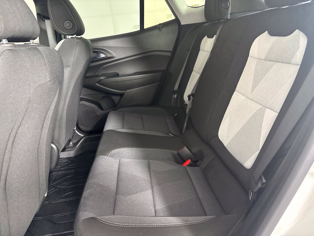 Used 2025 Chevrolet Trax LS w/ LS Convenience Package FWD image 23