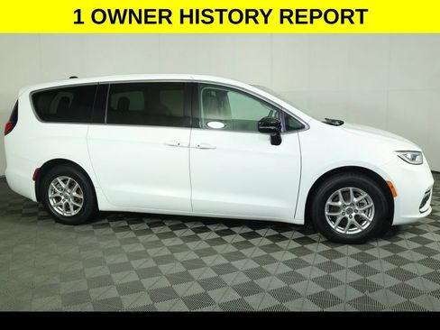 Used 2024 Chrysler Pacifica Touring-L FWD image 2