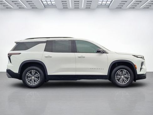 Used 2025 Chevrolet Traverse LT FWD image 3