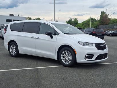 New 2025 Chrysler Pacifica Select