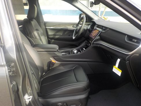 New 2025 Jeep Grand Cherokee Limited image 15