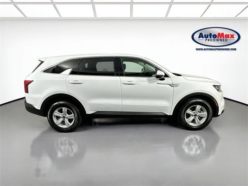 Used 2022 Kia Sorento LX image 9