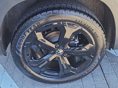 Used 2025 Volkswagen Taos SE AWD/4WD image 27